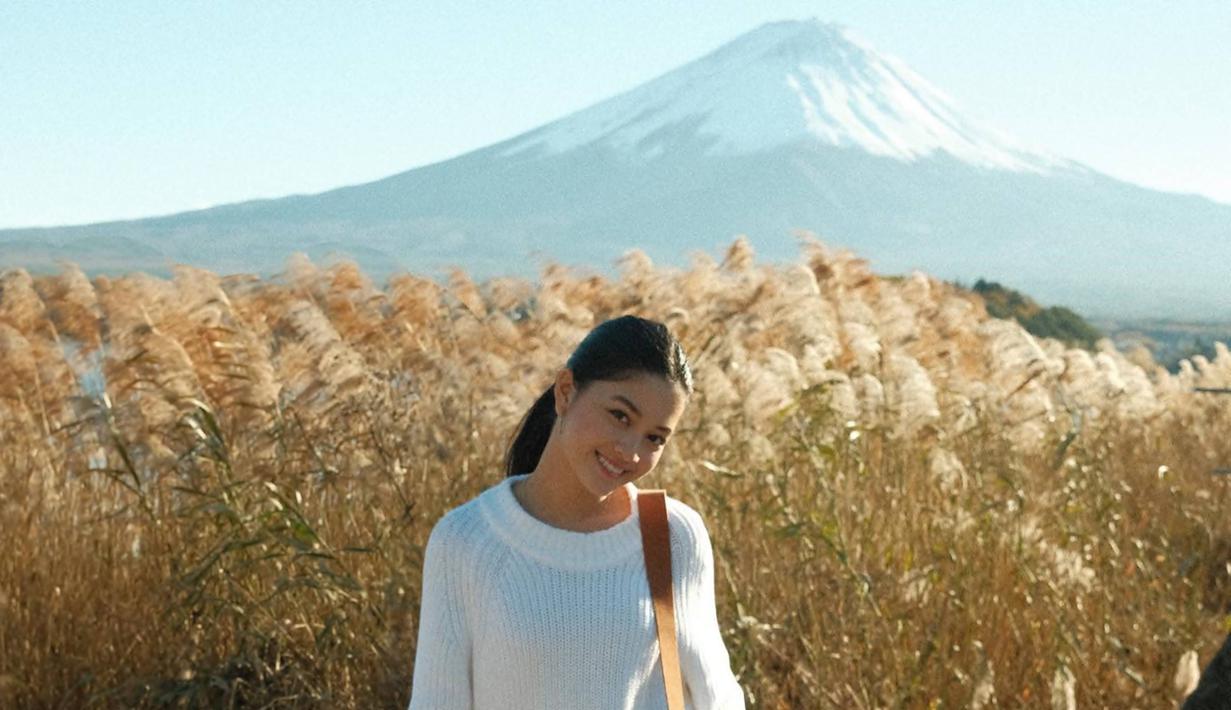 Abadikan momen indah dengan latar belakangan Gunung Fuji yang diselimuti salju, foto tersebut terlihat sangat keren. Di Jepang, Gunung Fuji sendiri menjadi salah satu gunung ikonik yang wajib menjadi salah satu destinasi wisata pilihan. (Liputan6.com/IG/@yorikooangln_)