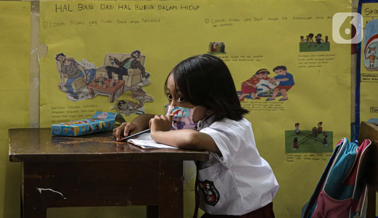 Siswa mengikuti uji coba pembelajaran tatap muka (PTM) perdana di SD Negeri 14 Pondok Labu, Jakarta, Senin (30/8/2021). Pembelajaran tatap muka (PTM) terbatas Tahap 1 di Provinsi DKI Jakarta digelar dengan kapasitas 50 persen pada setiap satuan pendidikan. (Liputan6.com/Faizal Fanani)
