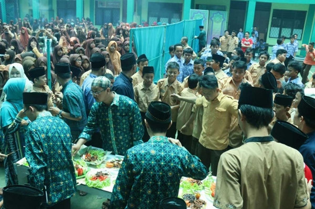 Nyate massal di Pondok Pesantren Asshiddiqiah
