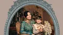 Difoto fotografer ternama Rio Motret, Asmirandah tampil elegan di Hari Ibu. Memangku sang putri, Asmirandah tampil bak perempuan ningrat berbalut dress hijau dengan detail rajut dan lengan tulle [@riomotret]
