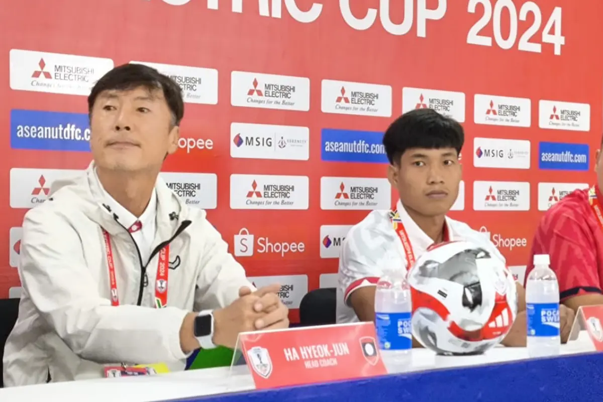 Sesi konferensi pers sebelum pertandingan Timnas Indonesia melawan Laos di Grup B Piala AFF 2024 berlangsung menarik ketika pelatih Laos, Ha Hyeok-jun, menyapa jurnalis dengan Bahasa Indonesia.