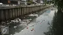 Ceceran sampah memenuhi pinggir kali di sisi Jalan Petojo Utara VI, Jakarta, Senin (26/12). Kali tersebut terlihat kotor akibat ceceran sampah limbah plastik, botol minuman ringan dan sterefoam. (Liputan6.com/Helmi Fithriansyah)
