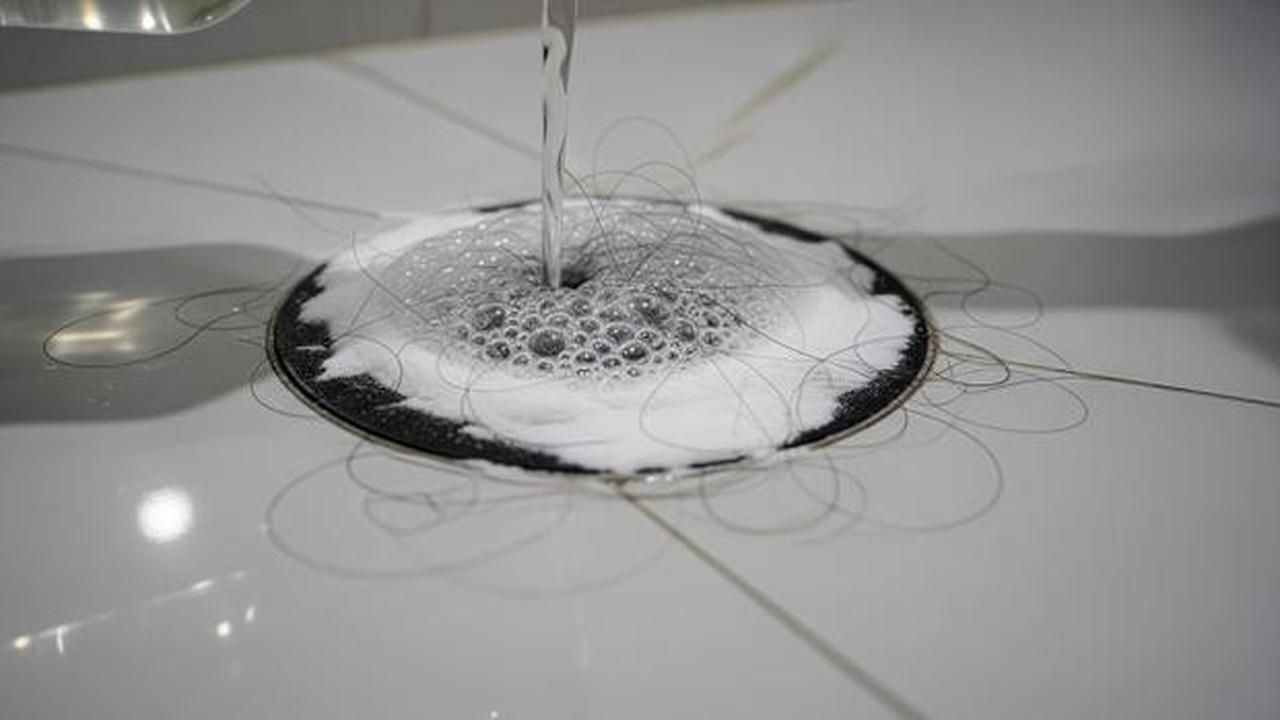 Cara Membersihkan Rambut Rontok di Kamar Mandi Tanpa Harus Menyentuhnya