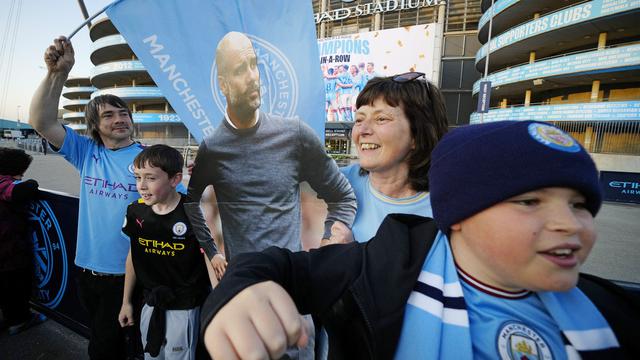 Foto: Perayaan Kecil Suporter saat Manchester City Mengunci Gelar Juara Liga Inggris di Stadion Etihad