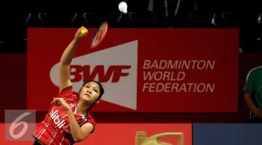 Pebulutangkis tunggal putri Indonesia, LindaweniFanetri mengembalikan bola ke arah Soraya De Visch Eijbergen (Belanda) di Total BWF Championships 2015 di Jakarta, Senin (10/8/2015). Lindaweniunggul 21-13 dan 21-15. (Liputan6.com/Helmi Fithriansyah)