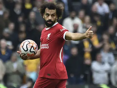 Memang tak ada nama Mohamed salah dalam daftar pencetak gol Liverpool saat menang 3-1 atas tuan rumah Wolverhampton Wanderers pada laga pekan kelima Premier League Liga Inggris 2023/2024 di Molineux Stadium, Wolverhampton, Sabtu (16/9/2023) malam WIB. Namun nyatanya ketiga gol The Reds semuanya berasal dari aksinya yang piawai mengirimkan umpan terukur kepada rekan-rekannya. Dua assist sukses disumbangkannya dalam laga tersebut. (AP Photo/Rui Vieira)