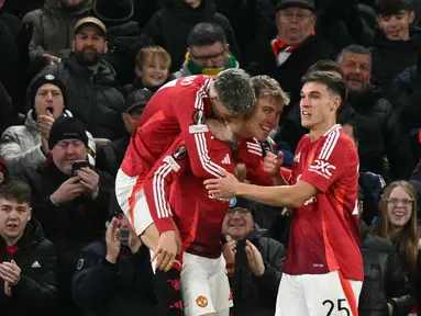 Pemain depan Manchester United, Rasmus Hojlund (kedua kiri) merayakan gol dengan rekan setimnya saat pertandingan kelima League Phase Liga Europa 2024/2025 melawan Bodoe/Glimt di stadion Old Trafford, Manchester, Inggris, pada Kamis 28 November 2024 atau Jumat (29/11/2024) dini hari WIB. (Oli SCARFF/AFP)