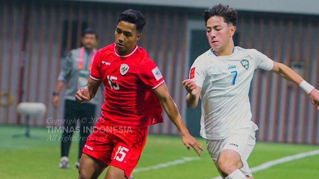 Marselinus Ama Ola berebut bola lawan Daler Tukhsanov di laga Indonesia U-20 vs Uzbekistan U-20, Minggu (16/02/2025). (c) Dok. PSSI X