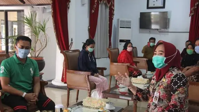 Bupati Purbalingga Dyah Hayuning Pratiwi mengajak tiga penyintas COVID-19 sarapan pagi di pringgiyan Pendapa Dipokusumo, Kamis (16/4). (Foto: Liputan6.com/Humas Pemkab Purbalingga)