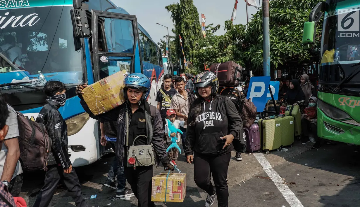 Calon penumpang bersiap menaiki bus di Terminal Kalideres, Jakarta, Kamis (30/5/2019). Menurut Badan Pengelola Transportasi Jabodetabek (BPTJ) puncak arus mudik di Terminal Kalideres diprediksi akhir pekan ini, mulai dari Jumat hingga Sabtu. (Liputan6.com/Faizal Fanani)