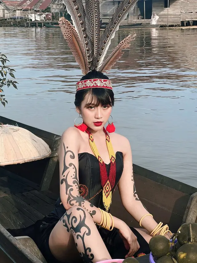6 Potret Ghea Indrawari Pakai Kostum Adat Dayak, Kunjungi Pasar Terapung
