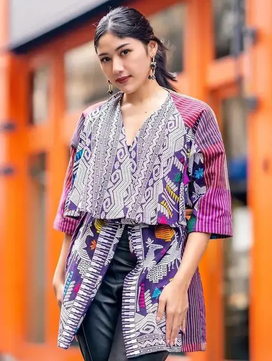 Erina menghadirkan padu padan menarik mengenakan tenun dari Lombok. Innerwear hitam, dilapisinya dengan atasan tenun bernuansa keunguan. [Instagram/erinagudono]
