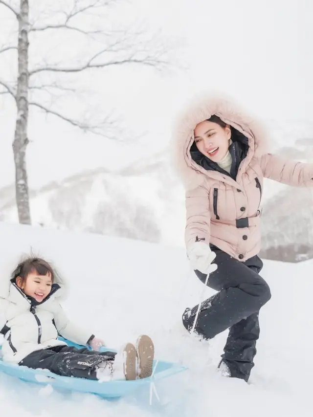 Potret Shandy Aulia dan Claire Sang Putri Main Salju di Jepang (credit: instagram.com/shandyaulia/missclaireherbowo).