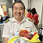 Pilot VietJet Jakarin Sararnrakskul membantu kelahiran bayi di dalam pesawat menuju Bangkok, Thailand. (dok. Instagram @drjakarin/https://www.instagram.com/p/C3sKxQTLPX1/?utm_source=ig_embed&amp;ig_rid=65ea19d5-2771-4a66-b044-bd7402c097c3&amp;img_index=1/Dinny Mutiah)
