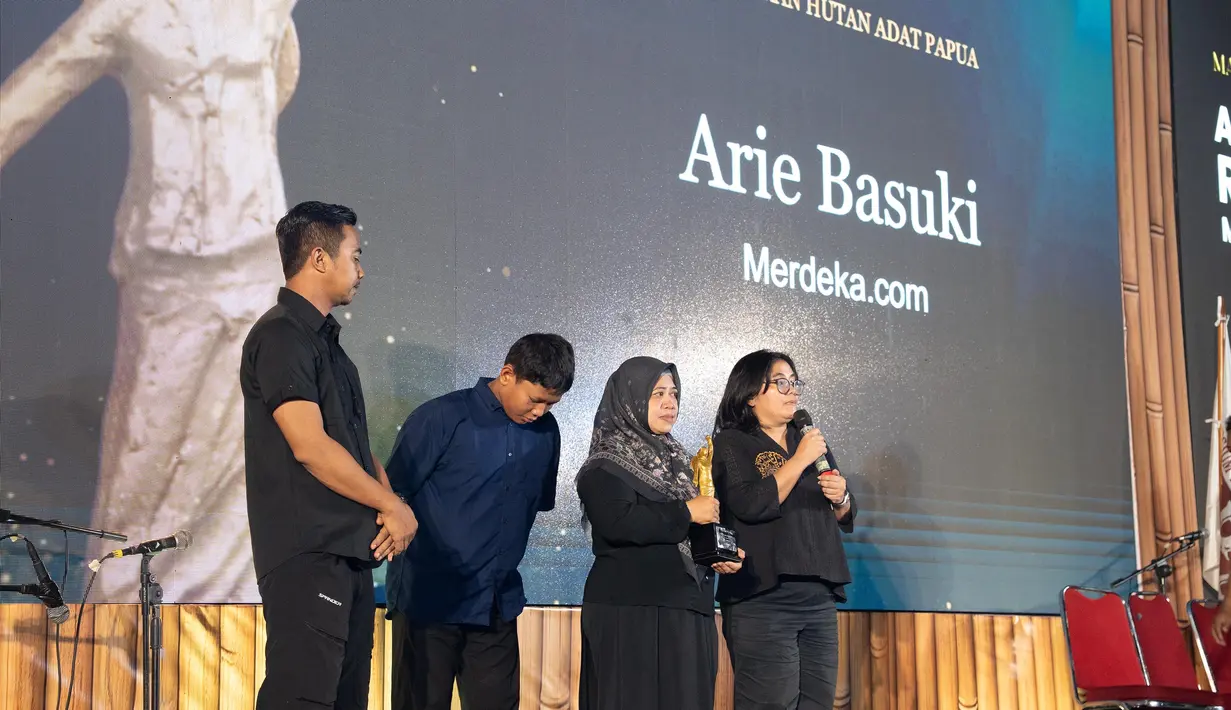 Istri Arie Basuki mewakili menerima penghargaan untuk karya “Selamatkan Hutan Adat Papua” pada kategori Jurnalistik Foto, kategori Peristiwa, dalam ajang ARMA 2026 di GOR IPSI, TMII, Jakarta, Kamis (24/9/2026). (KLY/Budy Santoso)