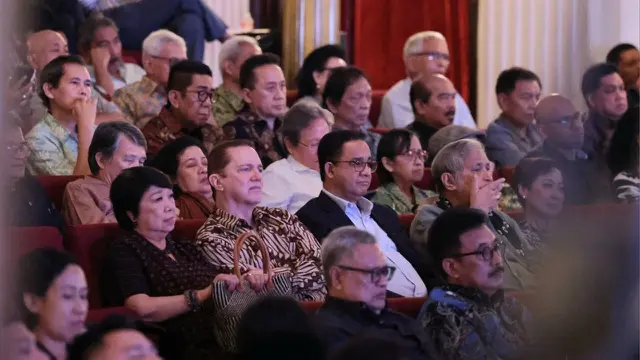 Mantan Gubernur DKI Jakarta Anies Baswedan hadir bersama sejumlah tokoh lain di acara peluncuran buku autobiografi Erros Djarot volume 2 dan 3 di Gedung Kesenian Jakarta (GKJ), Pasar Baru, Jakarta Pusat.