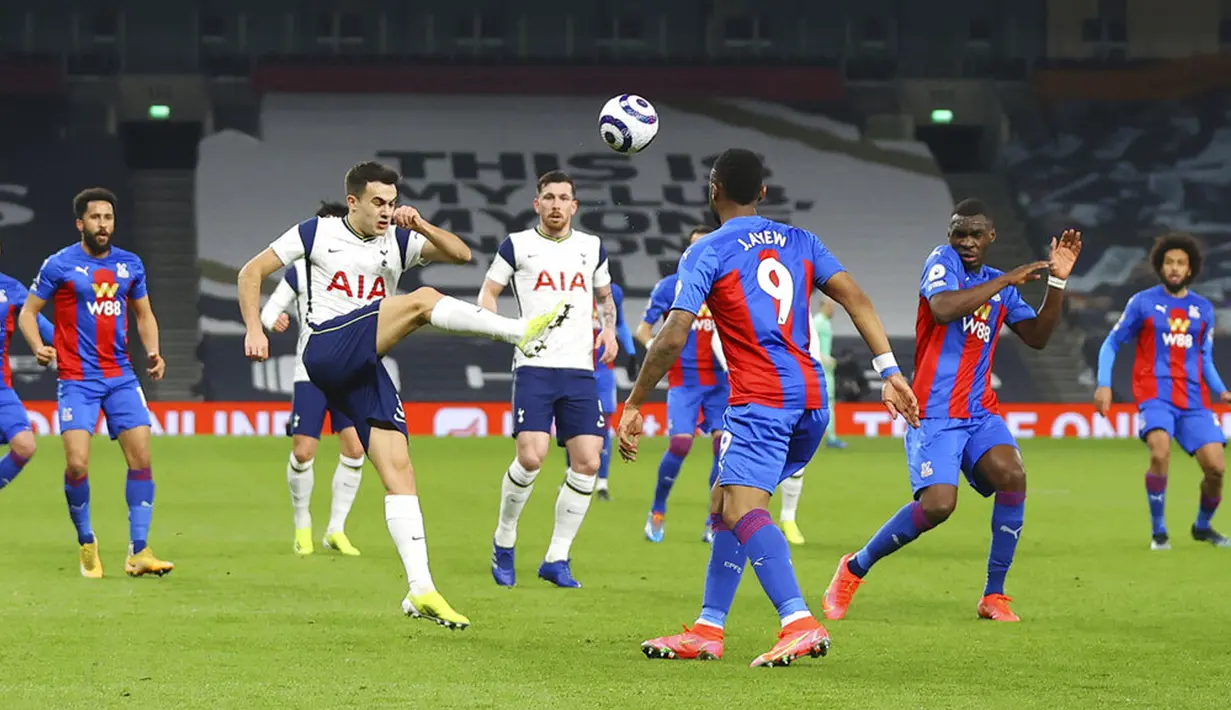 Pemain Tottenham Hotspur Sergio Reguilon (tengah kiri) melakukan pembersihan bola saat menghadapi Crystal Palace pada pertandingan Liga Inggris di Stadion Tottenham Hotspur, London, Inggris, Minggu (7/3/2021). Tottenham Hotspur melumat Crystal Palace 4-1. (Julian Finney/Pool via AP)