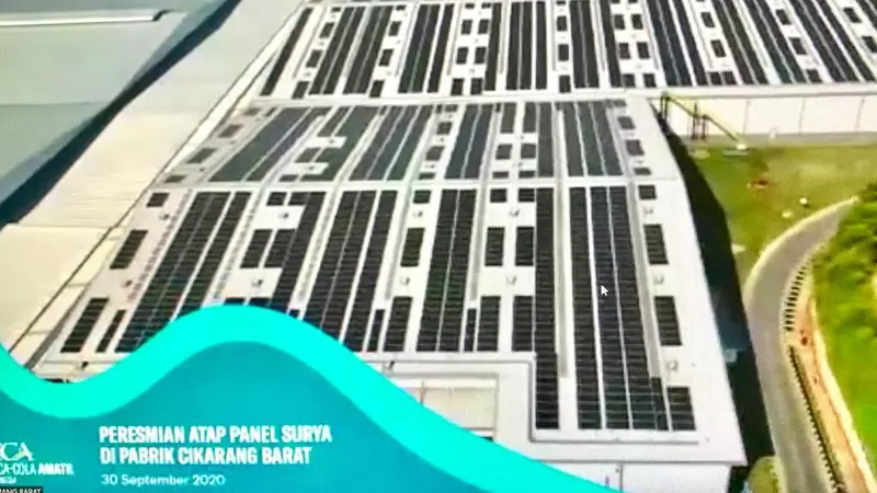 PT Coca Cola Amatil Indonesia membangun atap solar panel berkapasitas 7,13 MegaWatt (MW) di pabriknya