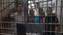 Sejumlah tahanan berada dibalik jeruji besi di penjara Piedras Gordas II di Lima, Peru, (15/3). Sebanyak 31 warga Spanyol yang ditahan karena narkoba kini tinggal menunggu waktu untuk dibebaskan dan dipulangkan. (AP Photo/Rodrigo Abd)