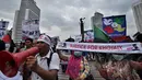 Sejumlah massa yang tergabung dalam Pemuda Organisasi Kerjasama Islam menggelar aksi unjuk rasa di Bundaran Hotel Indonesia, Jakarta, Senin (23/2/2015). (Liputan6.com/Faizal Fanani)