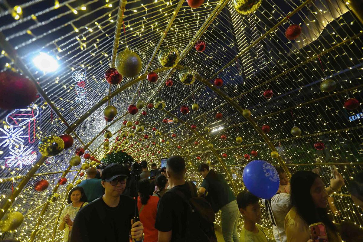 FOTO: Pesona Jakarta Light Festival Hiasi Libur Akhir Tahun