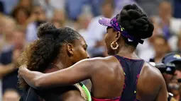 Petenis Serena Williams (kiri) memeluk kakak perempuannya, Venus Williams usai bertanding di putaran ketiga turnamen tenis AS Terbuka di New York, Jumat (31/8). Serena mengalahkan Venus dengan skor 6-1, 6-2. (AP Photo/Adam Hunger)