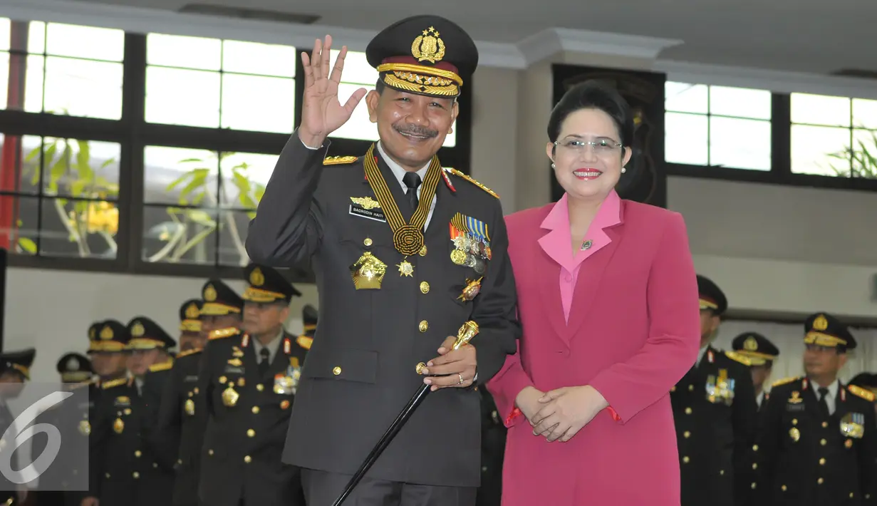 Kapolri Jenderal Badrodin Haiti (kiri) berfoto bersama istri usai menerima penganugerahan tanda kehormatan Bintang Bhayangkara Utama di Mabes Polri, Jakarta, Senin (29/6/2015). (Liputan6.com/Herman Zakharia)