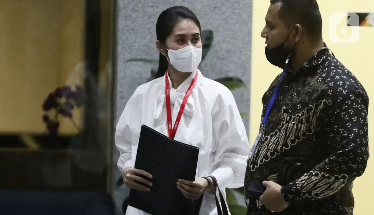 Istri Bupati nonaktif Musi Banyuasin (Muba) Dodi Reza Alex Noerdin, Erini Mutia Yufada (kiri) usai menjalani pemeriksaan di gedung KPK, Jakarta, Senin (25/10/2021). Erini diperiksa untuk melengkapi berkas penyidikan Kadis PUPR Musi Banyuasin Herman Mayori. (Liputan6.com/Helmi Fithriansyah)
