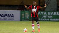 Ian Louis Kabes  bersama tim Persipura Jayapura di Stadion Mandala, Jayapura. (Bola.com/Nicklas Hanoatubun)