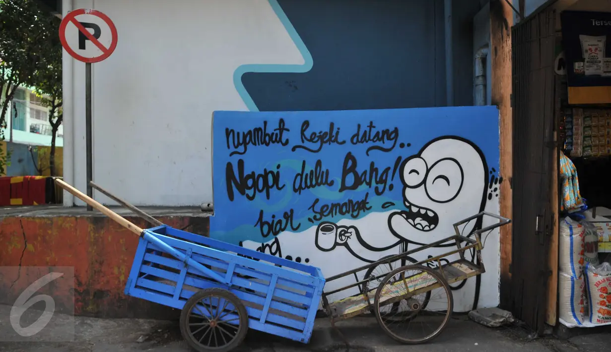 Sebuah lukisan mural di salah satu sudut Pasar PSPT, Tebet, Jakarta (14/11/2015). Keberadaan seni mural di pasar ini bisa membuat pengunjung tersenyum. (Liputan6.com/ Gempur M Surya)