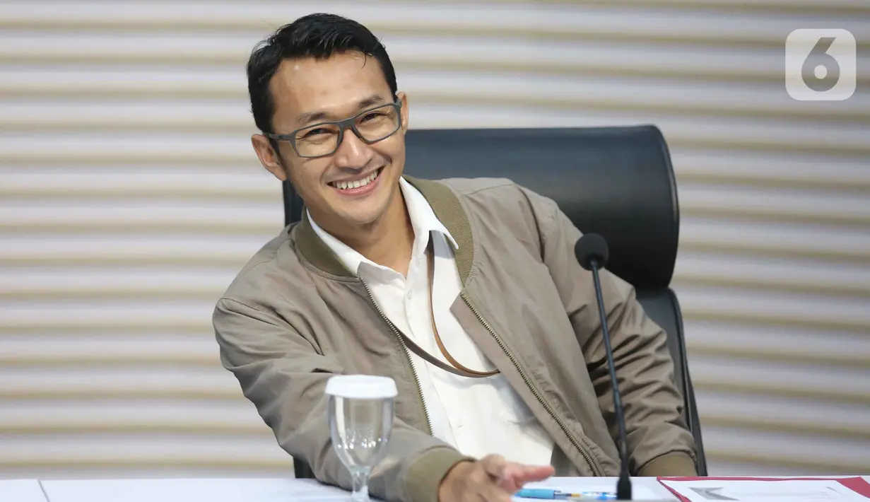 Juru Bicara Komisi Pemberantasan Korupsi (KPK), Budi Prasetyo, memberi keterangan terkait Operasi Tangkap Tangan (OTT) terhadap Bupati Cilacap, Jawa Tengah, Syamsul Auliya Rachman, di Gedung Merah Putih Komisi Pemberantasan Korupsi (KPK), Jakarta, Sabtu (14/3/2026). (Liputan6.com/Helmi Fithriansyah)