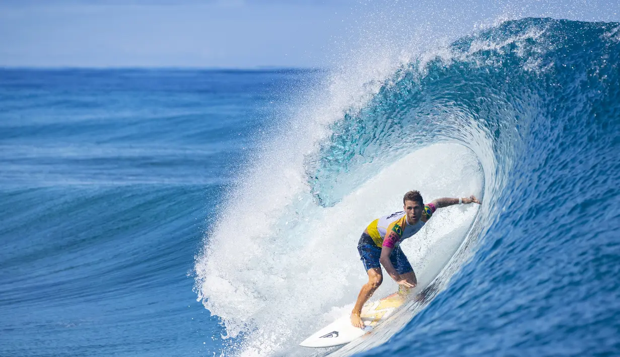 Peselancar asal Brasil Jesse Mendes  beraksi menaklukan ombak saat bertanding pada hari pertama Tahiti Pro 2019 di Teahupoo, Tahiti (24/8/2019). Tahiti Pro 2019 berlangsung dari 24 Agustus hingga 1 September. (AFP Photo/Brian Bielman)