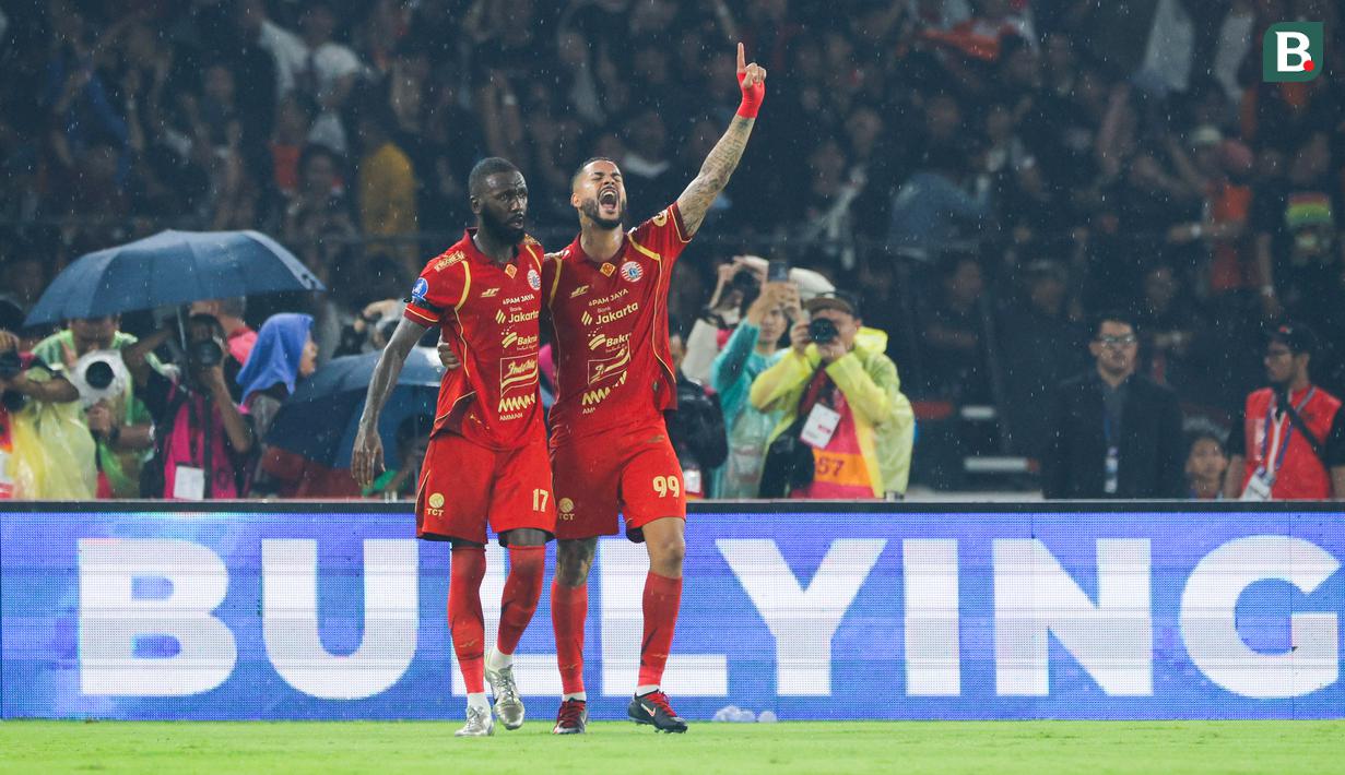 Pemain Persija Jakarta, Allano bersama maxwell souza, merayakan gol ke gawang Persebaya Surabaya pada laga pekan ke-27 BRI Super League di Stadion Utama Gelora Bung Karno, Jakarta, Sabtu (11/4/2026). (Bola.com/Bagaskara Lazuardi)