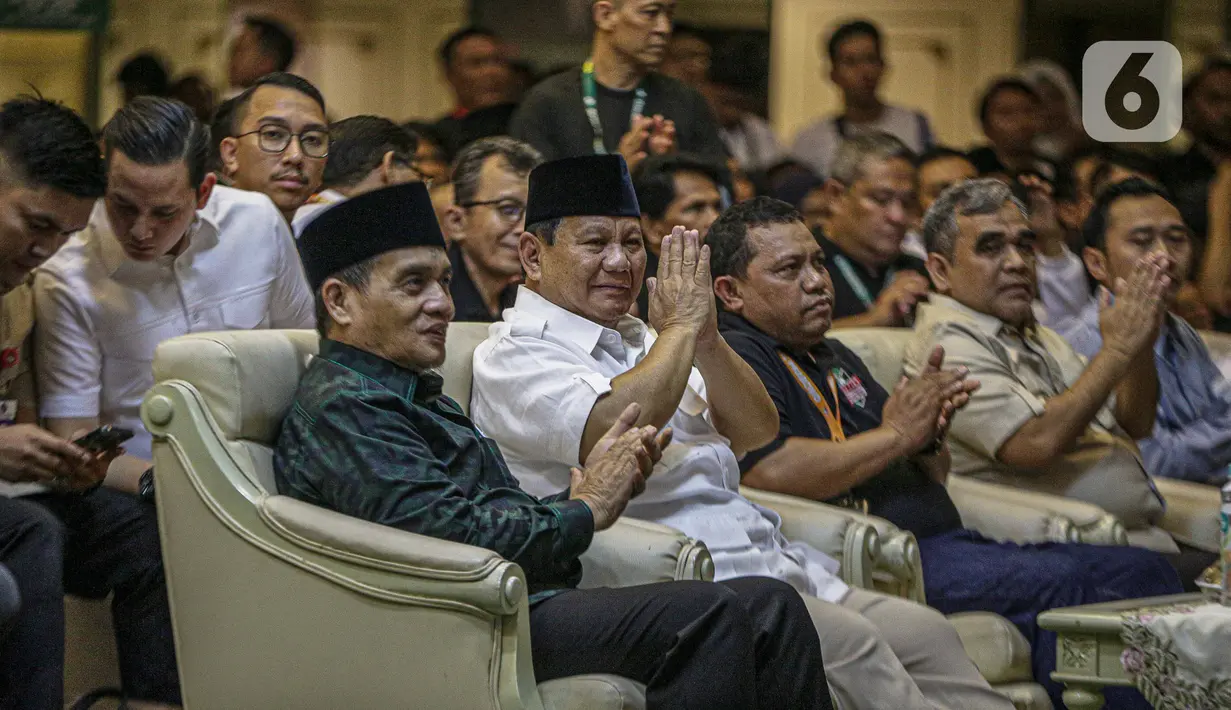 Bacapres Prabowo Subianto (kedua kiri) duduk bersama Ketua Dewan Pembina Setia Prabowo, Romo Muhammad Syafi'i (kiri) saat menghadiri acara deklarasi relawan Setia Prabowo di Hotel Kartika Chandra, Jakarta Selatan, Sabtu (7/10/2023). (Liputan6.com/Faizal Fanani)