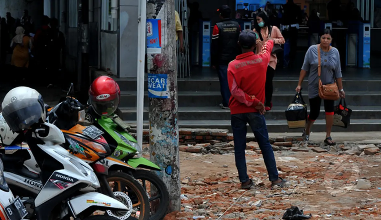 Tampak tukang ojek saat mencari penumpang di depan pintu keluar Stasiun Tanah Abang untuk tukang ojek, Jakarta Pusat, Jumat (6/2/2014). (Liputan6.com/JohanTallo)