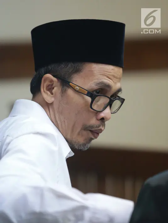 Kakanwil Kemenag Gresik yang juga tersangka pemberian suap kepada anggota DPR Romahurmuziy, Muafaq Wirahadi saat menjalani sidang pembacaan dakwaan di Pengadilan Tipikor, Jakarta, Rabu (29/5/2019). Muafaq didakwa memberi suap mantan Ketua Umum PPP Romahurmuziy. (Liputan6.com/Helmi Fithriansyah)