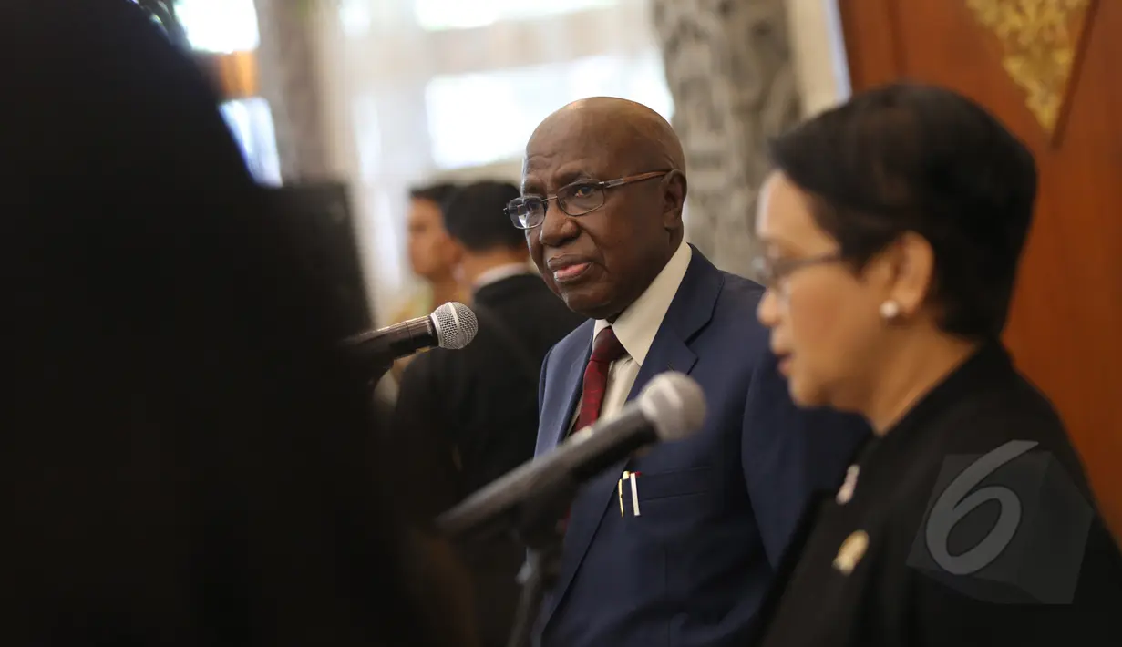 Menlu Burkina Faso, Djibrill Yipene Bassole (kiri) didampingi Menlu Retno Marsudi memberi keterangan pers usai pertemuan bilateral kedua negara dalam rangkaian KTT Asia-Afrika di JCC, Selasa (21/4/2015). (Liputan6.com/Herman Zakharia)