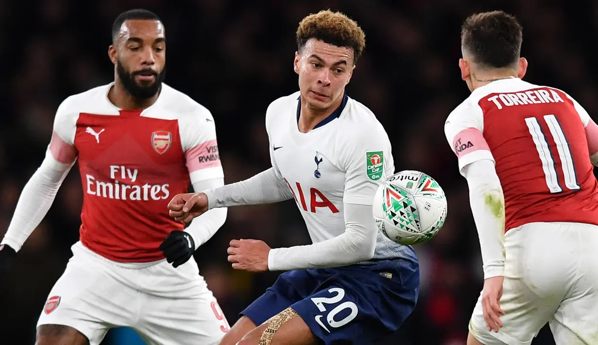 Gelandang Tottenham, Dele Alli, berusaha melewati kepungan pemain Arsenal pada laga perempat final Piala Liga di Stadion Emirates, London, Rabu (19/12). Arsenal kalah 0-2 dari Tottenham. (AFP/Ben Stansall)