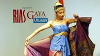 Seorang model Malaysia menampilkan koleksi 'Songket' budaya Melayu karya desainer lokal selama peluncuran pekan mode di Kuala Lumpur, 1 Agustus 2003. (JIMIN LAI/AFP)