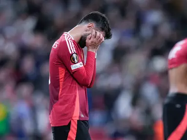 Pemain Manchester United, Bruno Fernandes, tertunduk lesu setelah ditaklukkan Tottenham Hotspur pada laga final Liga Europa di Stadion Mames, Bilbao, Spanyol, Kamis (22/5/2025). (AP Photo/Bernat Armangue)