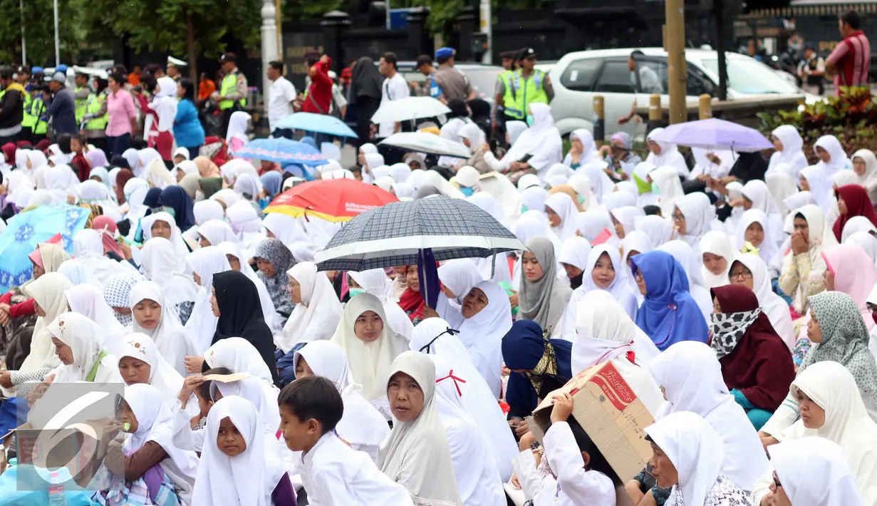 Umat Muslim di Semarang menggelar Aksi Damai 212 atau Aksi Bela Islam III di kawasan Pahlawan, Semarang, Jawa Tengah, Jumat (02/12). (Liputan6.com/Gholib)
