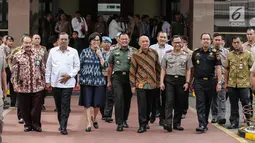 Menteri Keuangan Sri Mulyani (ketiga kiri) bersama Panglima TNI Jendral Gatot Nurmantyo, Kapolri Tito Karnavian dan pejabat tinggi lainnya meninggalkan kantor pusat Bea dan Cukai usai rapat koordinasi, Jakarta, Rabu (12/7). (Liputan6.com/Faizal Fanani)