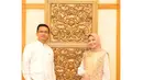 Foto ini diunggah Sahrul Gunawan saat mengucapkan selamat Ramadan 2023. Kembali tampil serasi dengan perpaduan putih dan khakhi. [Foto: Instagram @sahrulgunawanofficial]