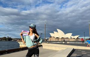 Danielle NewJeans dalam ajang TCS Sydney Marathon 2025. (Foto: Instagram/jinusean3000)