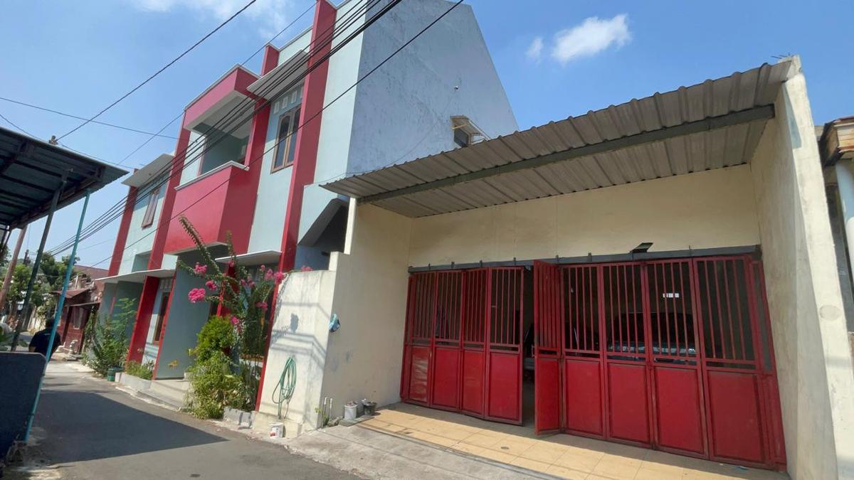 Safe house Bupati Sukoharjo Etik Suryani diduga menyimpan barang hasil korupsi.
