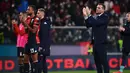 Pelatih Genoa, Andriy Shevchenko (kanan) memberikan tepuk tangan kepada suporter usai melawan AC Milan pada pertandingan lanjutan Liga Serie A Italia di stadion Genoa Luigi Ferraris, Italia, Kamis (2/11/2021). AC Milan menang atas Genoa 3-0. (AFP/Marco Bertorello)