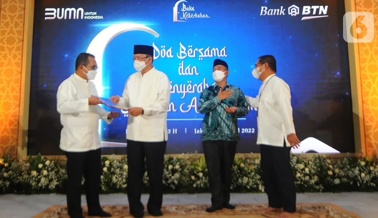 <p>Direktur Utama Bank BTN Haru Koesmahargyo (kedua kiri) didampingi Direktur Human Capital, Compliance &amp; Legal Bank BTN Eko Waluyo, SEVP Human Capital Bank BTN Alex Sofyan Noor menerima Salinan SK Pembentukan Unit Pengumpul Zakat (UPZ) Badan Amil Zakat Nasional (Baznas) dari Wakil Ketua Baznas Mokhamad Mahdun pada acara Doa Bersama dan Santunan Anak Yatim di Jakarta (27/04/2022). (Liputan6.com/HO/BTN)</p>