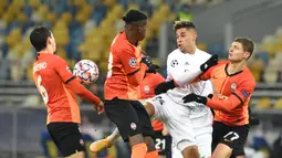 Penyerang Real Madrid, Mariano, berebut bola dengan bek Shakhtar Donetsk, Vitao, laga lanjutan Liga Champions di NSK Olimpiyskiy, Rabu (2/12/2020) dini hari WIB. Real Madrid kalah 0-2 oleh Shakhtar Donetsk. (AFP/Sergei Supinsky)