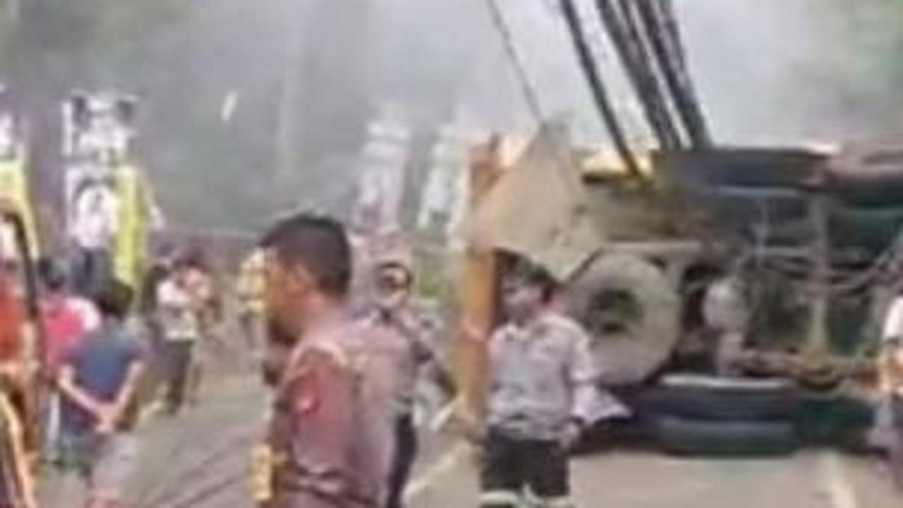 Truk Tronton Hantam Tiang Listrik di Leuwisadeng Bogor, Tewaskan Tiga Orang