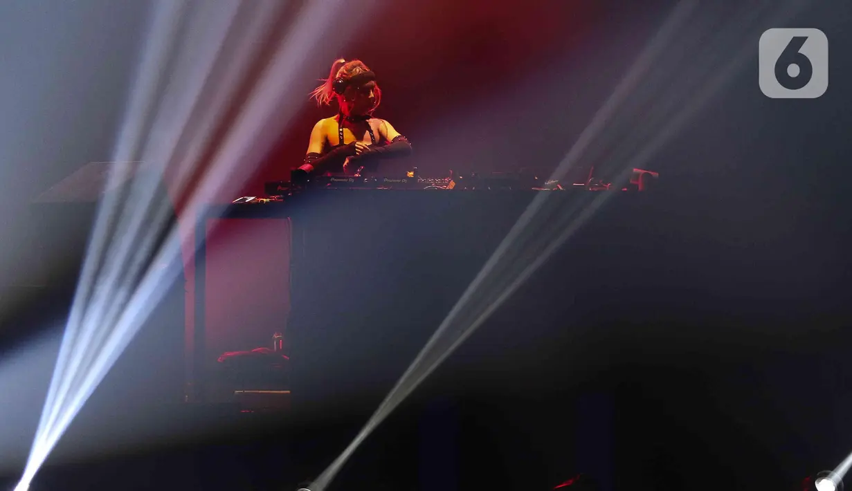 Aksi Alyshia tanmpil di panggung festival musik Djakarta Warehouse Project (DWP) 2022 di JIExpo Kemayoran, Jakarta, Jumat (9/12/2022). Ada 17 performance di DWP 2022 hari pertama yang tampil di tiga stage berbeda yaitu Garuda Land, Cosmic Station, dan The Darker Side. (Liputan6.com/Herman Zakharia)